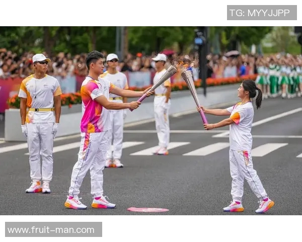 中国运动员首棒点燃亚运会火炬接力精彩开启 传递团结与梦想的光辉